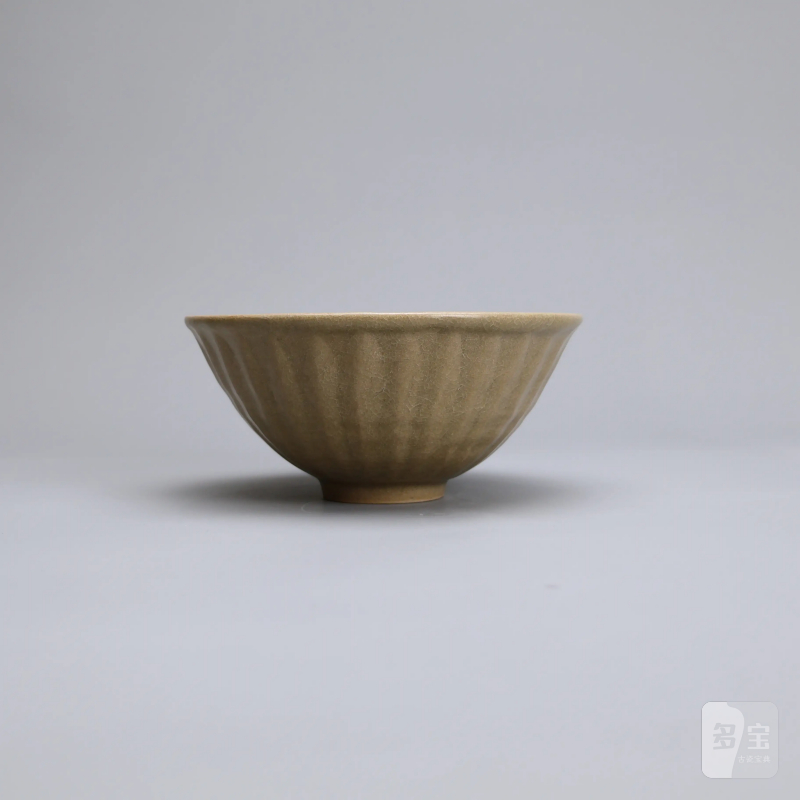 明代 龙泉窑米黄釉莲瓣碗